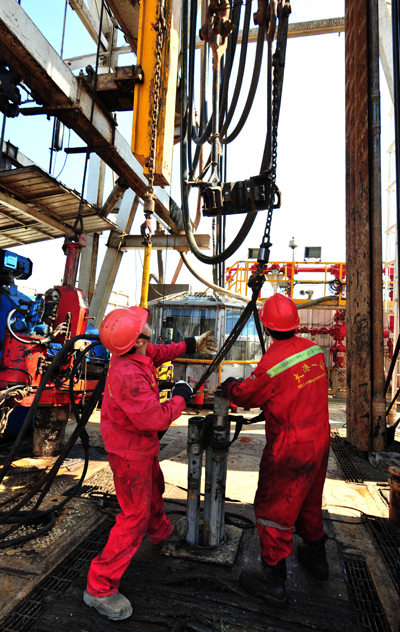 Workers man an oil drill at the Dagang oilfield in Tianjin. A study has found that China will consume 590 million metric tons of petroleum in 2020 and about 690 million tons by 2030. LIU HAIFENG / XINHUA  Slowdown seen in petroleum use