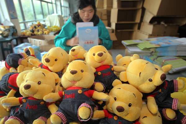 A worker packages toys for export at a factory in Nantong, Jiangsu province. Average annual export growth slowed to 9.4 percent from 2008 to 2012, according to commerce officials. Provided to China Daily Official warns on export outlook