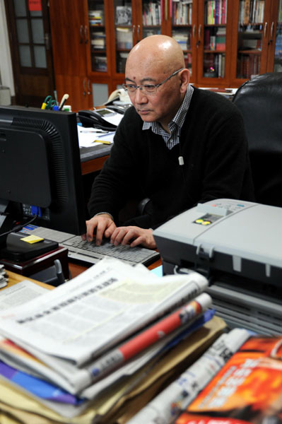 Peng Changcheng, deputy to the National People's Congress, prepares proposals in Lanzhou, Gansu province on Feb 22. Magazine chief serving soul to NPC