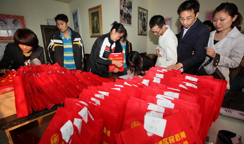 Chinese couples-to-be swarm for a perfect 10
