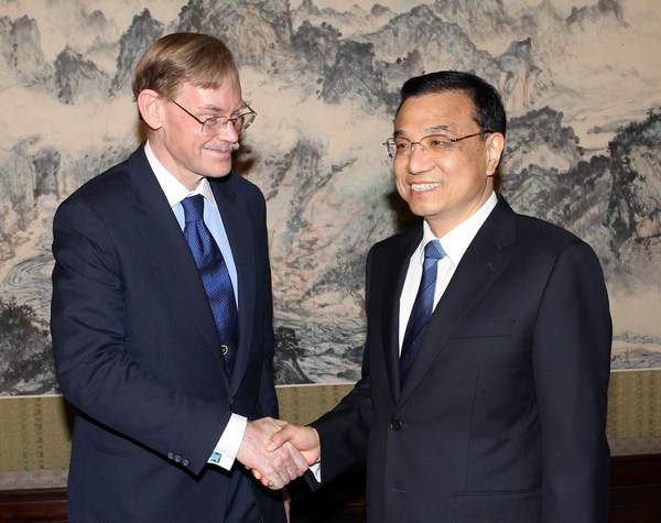 Vice-Premier Li Keqiang meets Robert Zoellick, the president of the World Bank, in Beijing on Monday. Wu Zhiyi / China Daily Vice-Premier promises stable growth