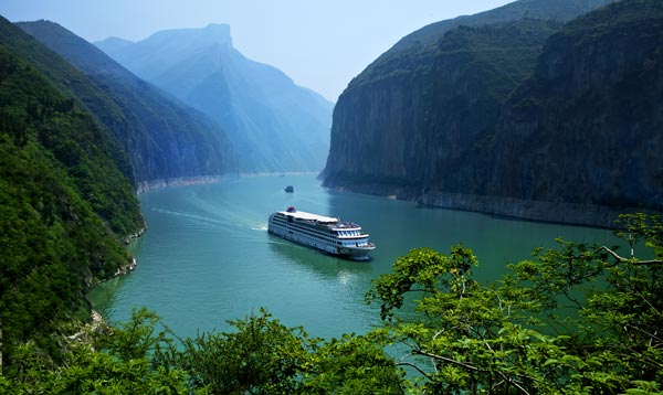 The Yangtze River Gold 1 cruise ship takes in the sights on the Yangtze River in Southwest China's Chongqing municipality on May 7, 2011. Provided to China Daily  Economic woes hit Yangtze River cruise industry
