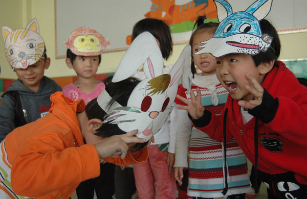 Children play a game at a kindergarten in Liaocheng, East China's Shandong province, on Oct 9. Zhang Zhenxiang / for China Daily Guidelines give ABCs on education