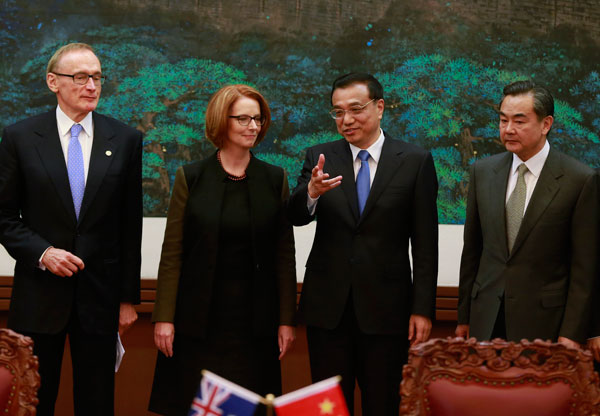 Premier Li Keqiang chats with his Australian counterpart Julia Gillard at a ceremony for the signing of agreements in Beijing on Tuesday. Feng Yongbin / China Daily China, Australia establish strategic talks