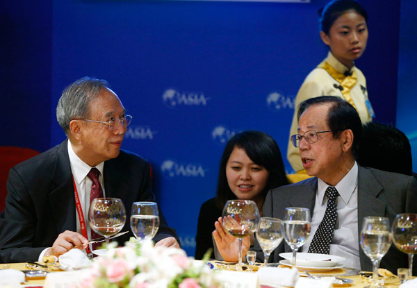 Zeng Peiyan (left), chairman of the China Center for International Economic Exchanges, speaks with former Japanese prime minister Yasuo Fukuda at the Boao Forum for Asia on Friday. Zhang Hao / For China Daily Asian countries 'should boost ties'