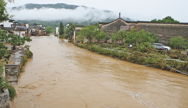 The Zhongchuan River narrows at the point where Huanxiu Bridge stands. Bridging hope and history