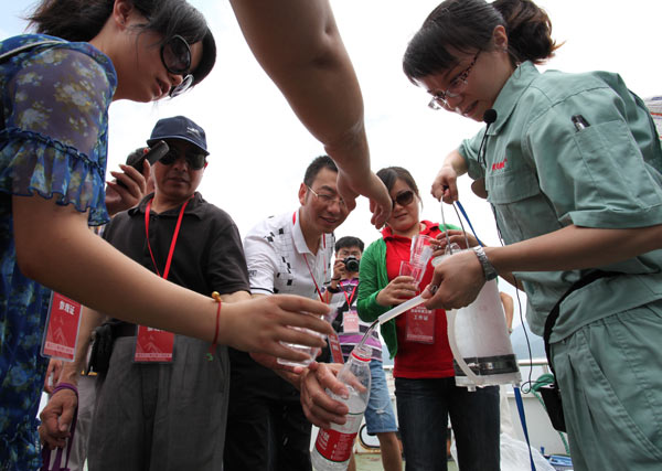 Consumers wait for water extracted from Qiandao Lake at a Nongfu Spring branch in Hangzhou, Zhejiang province, in June. LI JUNFENG / FOR CHINA DAILY Nongfu Spring accuses Beijing Times of defamation