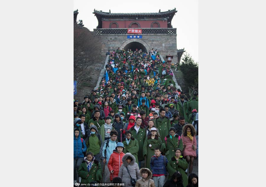 Tourists swarm Mount Taishan even before holiday