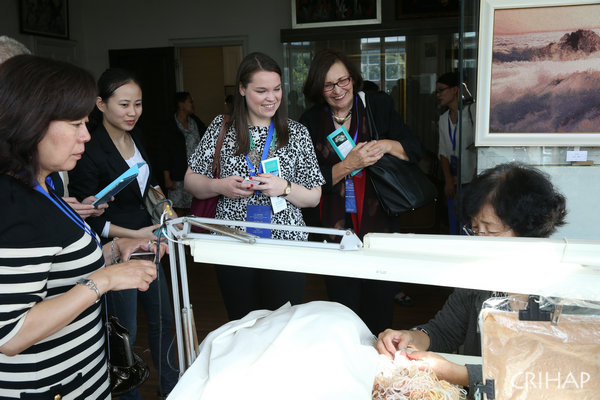 2014年“傳統(tǒng)節(jié)日的當(dāng)代傳承——歡樂(lè)春節(jié)”研修班成功舉辦