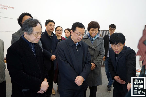 文化部部長(zhǎng)雒樹剛在參觀非遺“研培計(jì)劃”試點(diǎn)成果匯報(bào)展時(shí)指出讓優(yōu)秀傳統(tǒng)文化傳出去、活起來