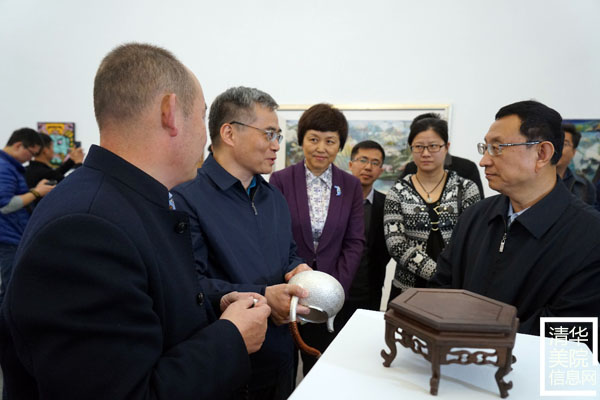 文化部部長(zhǎng)雒樹剛在參觀非遺“研培計(jì)劃”試點(diǎn)成果匯報(bào)展時(shí)指出讓優(yōu)秀傳統(tǒng)文化傳出去、活起來