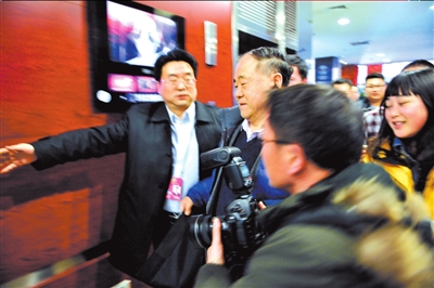 全國(guó)政協(xié)委員報(bào)到輕車簡(jiǎn)從靜悄悄