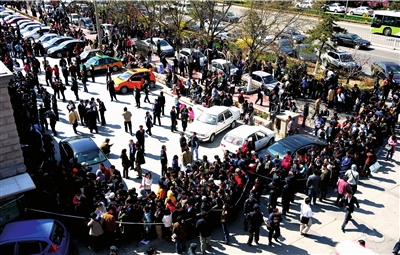 北京數(shù)千經(jīng)適房業(yè)主排隊辦