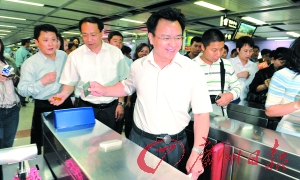 廣州市長“站”地鐵上班:比平時坐車節(jié)約10分鐘