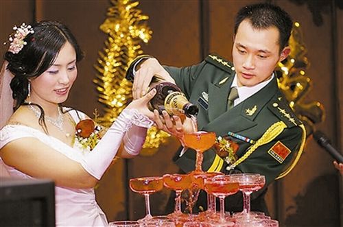 解放軍新條令禁網(wǎng)上征婚 嚴(yán)禁建網(wǎng)站開(kāi)博客(圖)