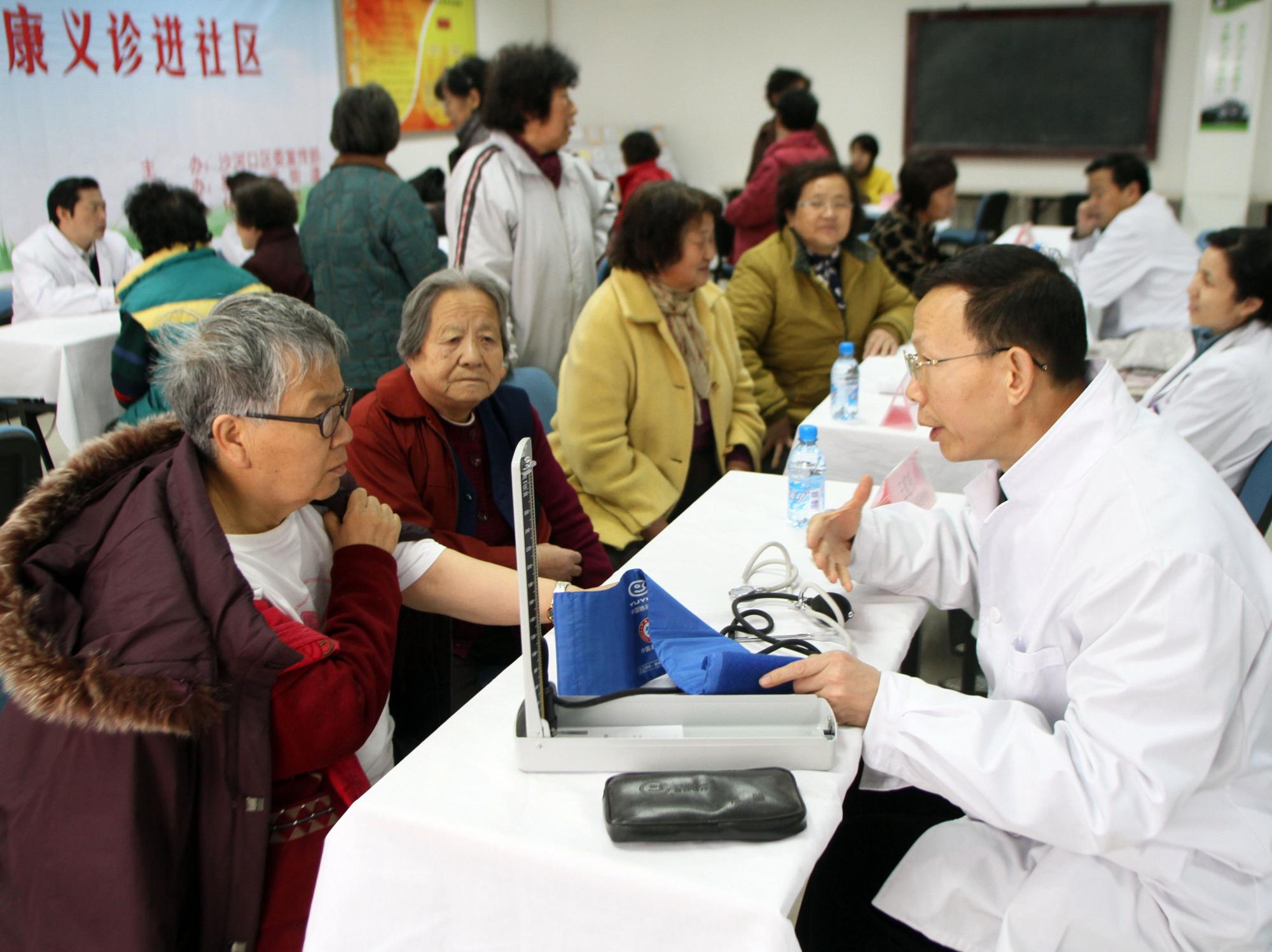 大連百名醫(yī)療專(zhuān)家義診進(jìn)社區(qū)