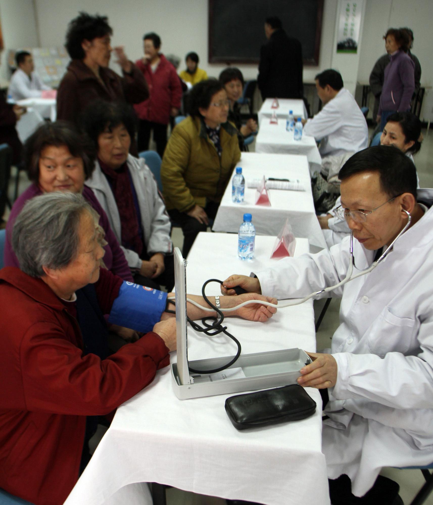 大連百名醫(yī)療專家義診進社區(qū)
