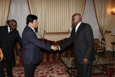 安哥拉總統(tǒng)多斯桑托斯親切接見中鐵四局總經(jīng)理許寶成