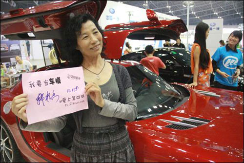 62歲“車模”活躍太原車展