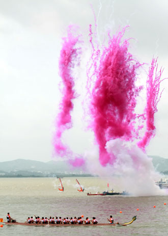 汕頭首屆海上龍舟賽因大風(fēng)改為友誼賽