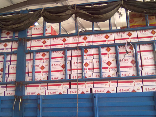 記者暗訪(fǎng)山寨“營(yíng)養(yǎng)快線(xiàn)”代工廠(chǎng)：舊瓶回收接著用