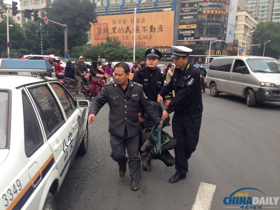 南京一男子疑涉毒駕車(chē)狂飆撞傷交警