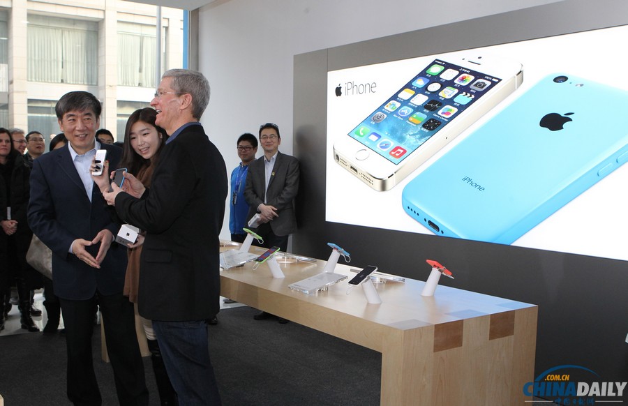 移動(dòng)4G版iPhone開(kāi)賣 “果粉”獲贈(zèng)庫(kù)克簽名