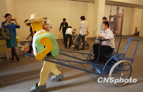 農(nóng)民發(fā)明家?guī)?#8220;機(jī)器人兒子”助興世博