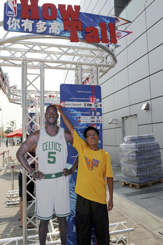 美國館外游客現(xiàn)場與NBA巨星