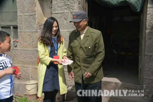 石家莊星火愛心團隊走進靈壽 為孤寡老人送去善款