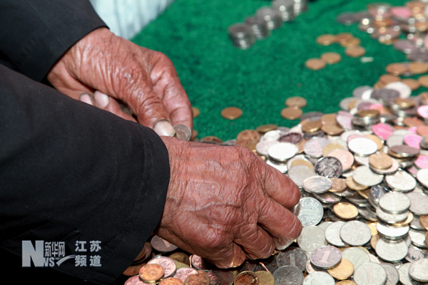 “磨刀老人”辛苦所得2000余枚硬幣捐給雅安地震災區(qū)