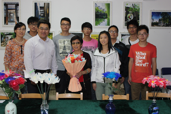 敬老節(jié):揚(yáng)大35名學(xué)子集體折百合感恩退休老教師