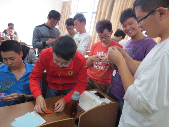 敬老節(jié):揚(yáng)大35名學(xué)子集體折百合感恩退休老教師