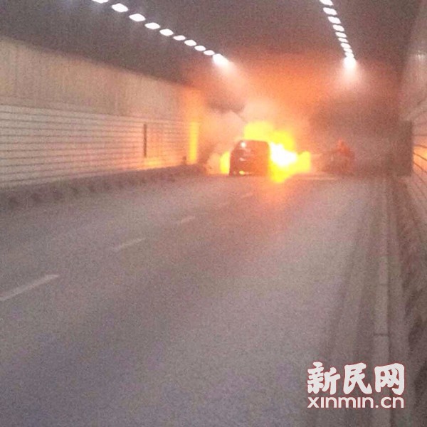 延安東路隧道一“帕薩特”自燃 現(xiàn)場(chǎng)濃煙滾滾