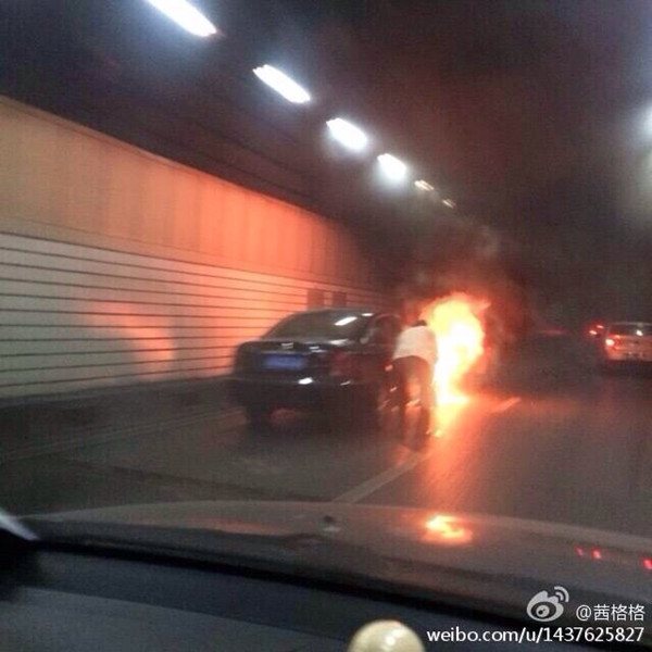 延安東路隧道一“帕薩特”自燃 現(xiàn)場(chǎng)濃煙滾滾