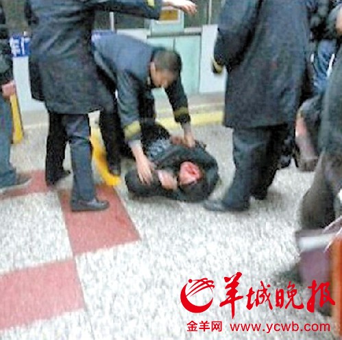 北京乘客暈厥掉下地鐵站臺(tái) 數(shù)百人高喊“停車”救人