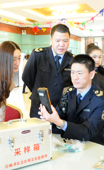 新疆克拉瑪依市白堿灘啟用食品快速檢測儀 確保春節(jié)餐桌安全