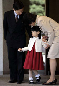 日本愛(ài)子公主長(zhǎng)大了！家門(mén)口公開(kāi)亮相