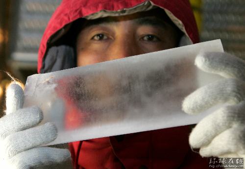 日科學(xué)家在南極取得100萬年古冰