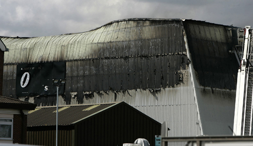 英國007電影攝影棚遭遇莫名大火 損失慘重