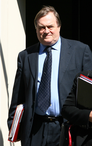 英男子長相酷似副首相 冒充堂弟騙財(cái)騙色