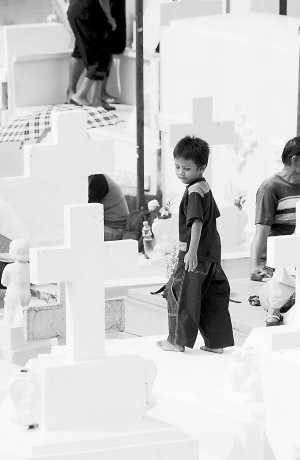 菲律賓5萬(wàn)窮人住在墓地 寧與死人為伍(圖)