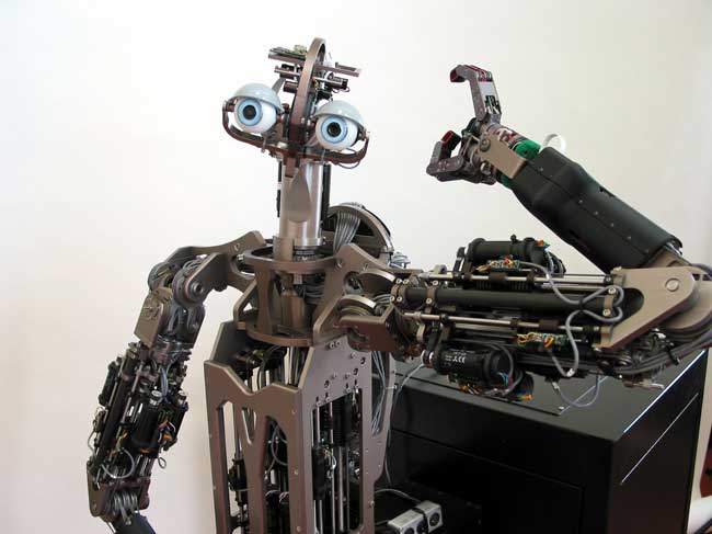 美麻省理工開發(fā)新型智能機器人 能和人對眼神會喊痛