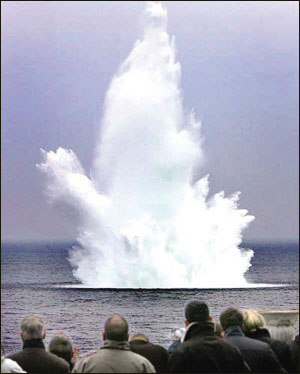 水中漂浮62年重見天日 德國海域發(fā)現(xiàn)二戰(zhàn)魚雷