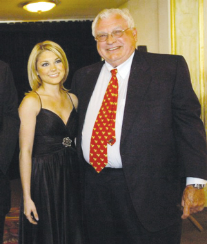 當愛情超越年齡界限:美國84歲大款娶22歲女郎