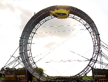 英車手成功挑戰(zhàn)世界之最 駕車在圓環(huán)路上“翻跟斗”