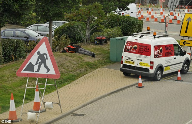 英國電工戶外作業(yè)臨街大睡 無奈被主管抓現(xiàn)行