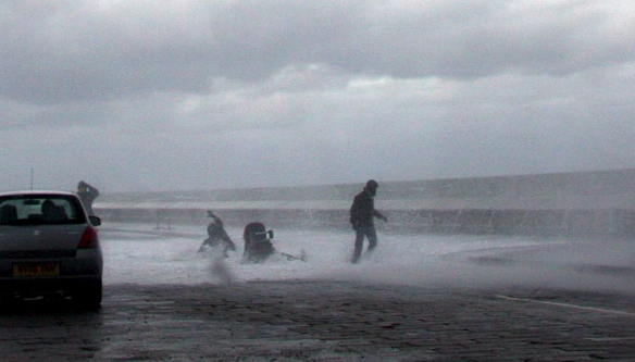 英國夫妻和寶寶海邊散步險(xiǎn)被巨浪吞噬