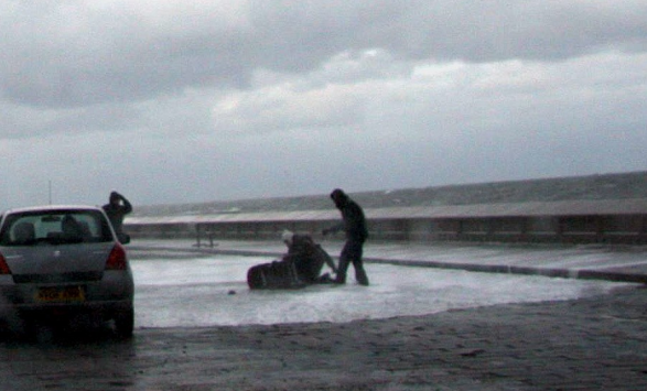 英國夫妻和寶寶海邊散步險(xiǎn)被巨浪吞噬