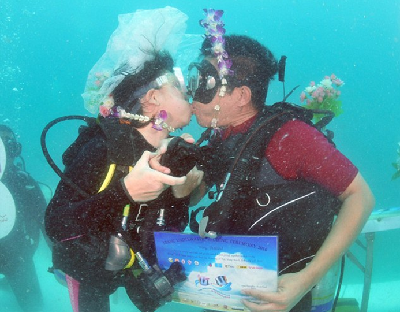 泰國(guó)情侶情人節(jié)前婚禮別出心裁 “上天入海”花樣百出